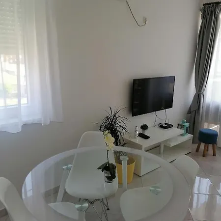 Apartment Sweet Split