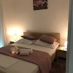 Apartment Sweet Split